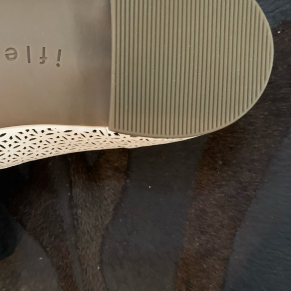 Flat white Anne Klein shoes - Picture 6 of 6